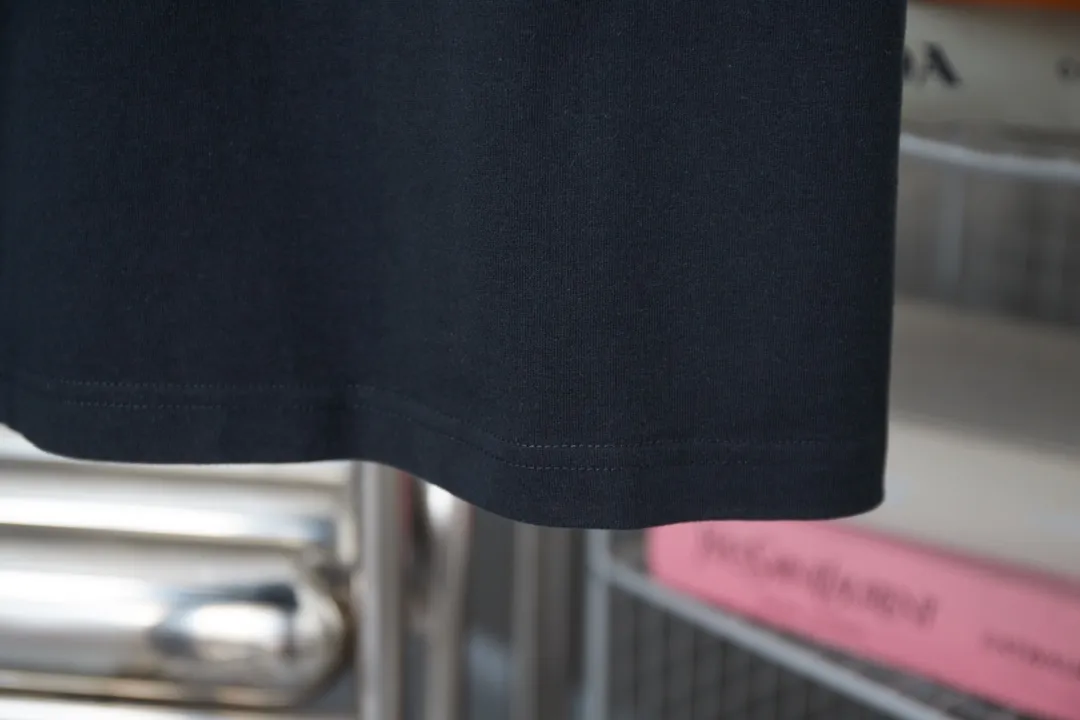 🅿️190 1V 25SS early spring new style Hydrosol embroidered LV letter short sleeves Light luxury essential item for daily commuting for men and women Correct version Welcome to compare Detailed features · 320g 100% pure cotton double yarn jersey fabric · Custom dyed in the same vat, special thickened 32 pieces double-strand 1X1 thread · Imported Tajima machine hydrosol embroidered LV letter logo on the front and back. Garment-washable embroidery hydrosol makes the embroidery offset printing softer and not stiff · Double-needle cross-stitching process · Original main mark washed tag brand moisture-proof paper packaging Color: black/white/burgundy Size: S/M/L/XL